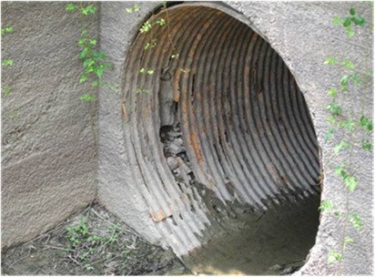 Deterioration (flaw) of galvanized corrugated steel pipe.
